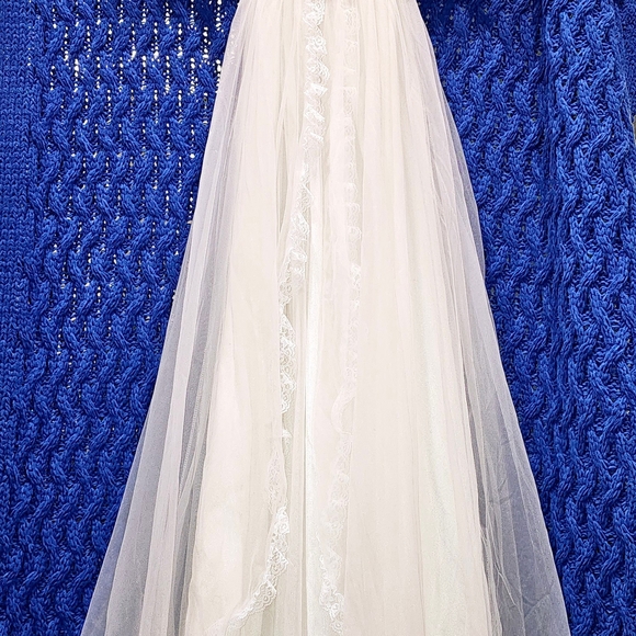 Elegant Lace peignoir set - Picture 2 of 9